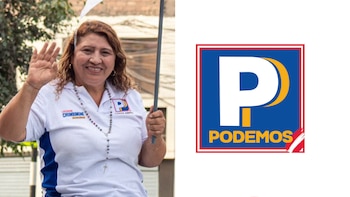 Leonor Chumbimune saluda con una mano levantada vistiendo un polo blanco de campaña junto al logo de Podemos Perú