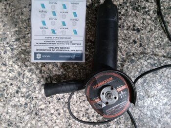 El hombre portaba una amoladora.