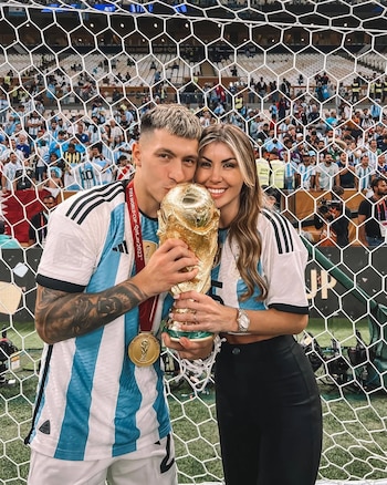 Lisandro Martínez y su pareja, Muriel López Benítez con la Copa del Mundo en Qatar (Instagram)