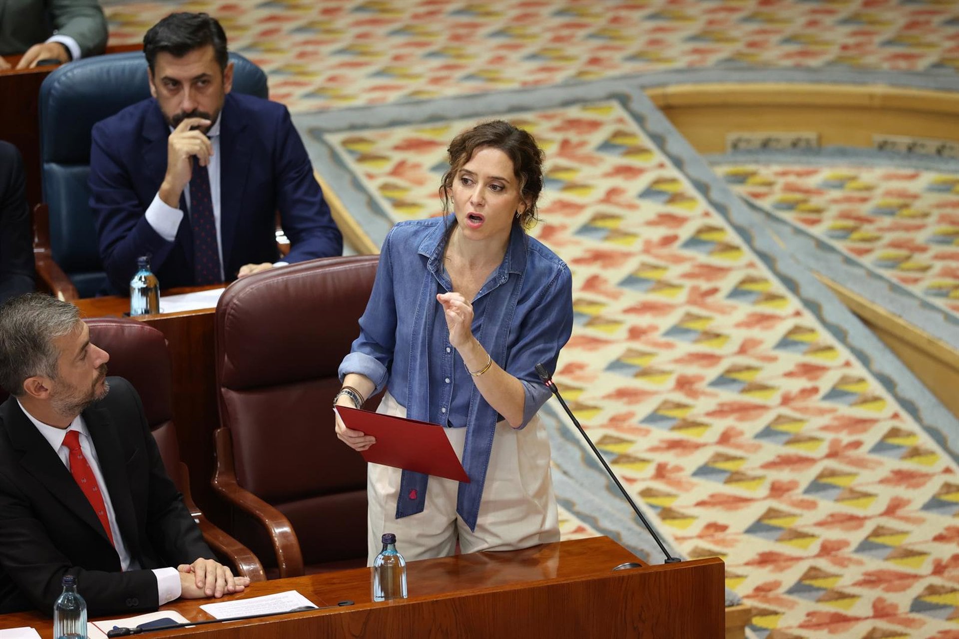 17/09/2026 La presidenta de la Comunidad de Madrid, Isabel Díaz Ayuso, interviene durante un pleno en la Asamblea de Madrid, a 17 de septiembre de 2026, en Madrid (España). El Gobierno de Ayuso se enfrenta hoy a las preguntas de la oposición sobre la reciente polémica de las listas de espera del Hospital Ramón y Cajal en la que supuestamente el centro rebajó la prioridad quirúrgica de 57 pacientes para mejorar sus datos y cumplir los objetivos de productividad fijados por la Consejería de Sanidad. Además portavoz del Gobierno de la Comunidad de Madrid y consejero de Presidencia, Justicia y Administración Local, comparece a petición propia por la polémica compra del ático de Chamberí por Planifica Madrid cuya documentación reclama la oposición, que ha convertido este inmueble en su principal ariete contra el Ejecutivo autonómico.POLITICA Alejandro Martínez Vélez - Europa Press