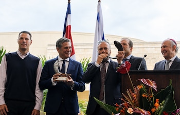 El canciller Manuel Tovar recibió el Premio Jerusalén durante una ceremonia realizada en el Centro Israelita Sionista de Costa Rica. Crédito: Ministerio de Relaciones Exteriores y Culto