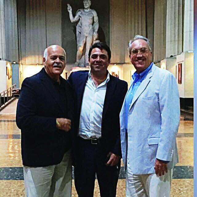 Sebastián Nanini (centro) evalúa dejar de producir fentanilo si toma el control del laboratorio