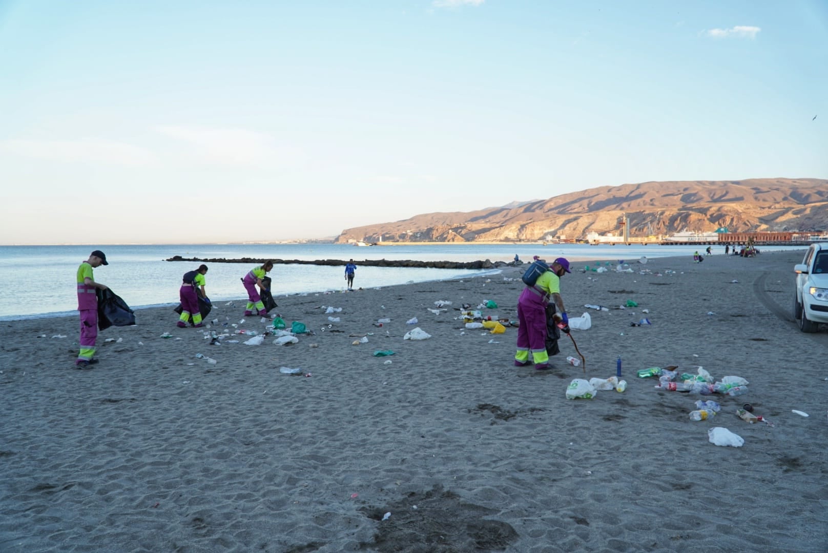 Operarios del servicio limpieza del Ayuntamiento de Almería trabajando en una de las playas del municipio