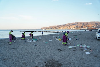 Operarios del servicio limpieza del Ayuntamiento de Almería trabajando en una de las playas del municipio