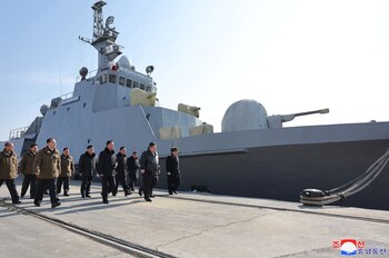 Kim fue informado de los avances en sus proyectos navales y de los desafíos tecnológicos por delante. KCNA vía REUTERS