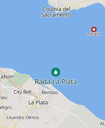 Mapa del Río de la Plata mostrando la Rada La Plata, la ciudad de La Plata, Berisso, Colonia del Sacramento y un marcador de ubicación en el agua
