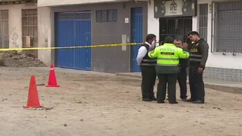 Policías dialogan en la escena
