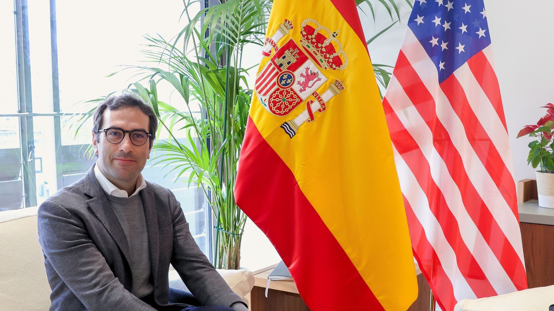 Carlos Cuerpo posa junto a las banderas de España y Estados Unidos (Marta Fernández / Europa Press)