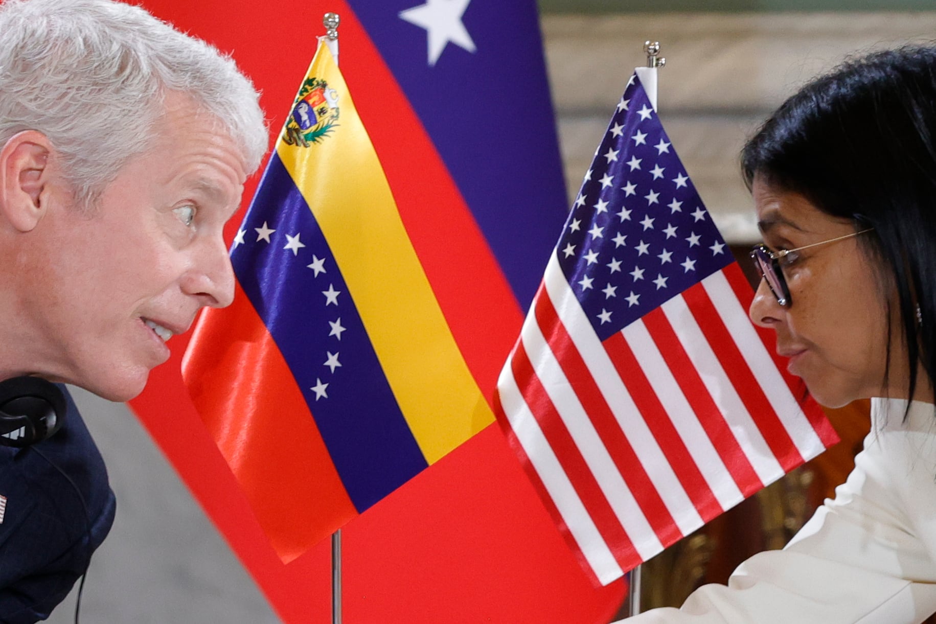 El secretario de Energía de EEUU, Chris Wright, se reúne con la presidenta designada de Venezuela, Delcy Rodríguez, en el palacio presidencial Miraflores en Caracas, el 2 de septiembre de 2026. (Foto AP/Pedro Mattey)
