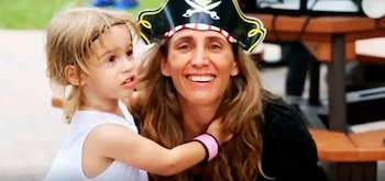 La pequeña Stella junto a