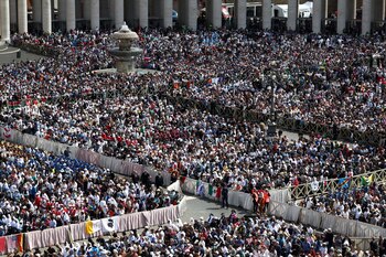 Miles de fieles y más