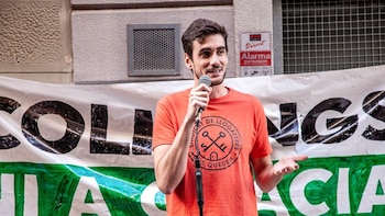 De pagar 775 euros de