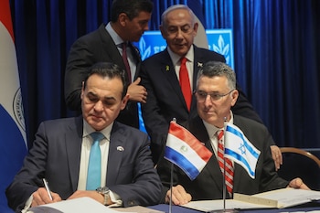 El ministro de Asuntos Exteriores de Israel, Gideon Saar, y su homólogo paraguayo, Rubén Ramírez, firmaron acuerdos bilaterales durante la ceremonia de reapertura de la embajada paraguaya en Jerusalén el 12 de diciembre de 2024 (Foto de GIL COHEN-MAGEN / AFP)