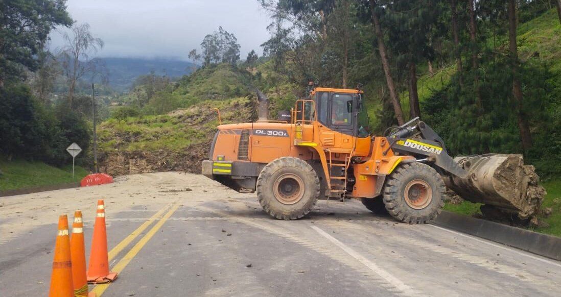 Un derrumbe que ocurrió en el kilómetro 18+600, en una zona crítica que registra un deslizamiento rotacional, bloquea completamente los cuatro carriles de la carretera - crédito @CoviandinaSAS7X
