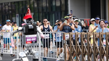 Un robot humanoide superó la marca mundial en una media maratón en Beijing