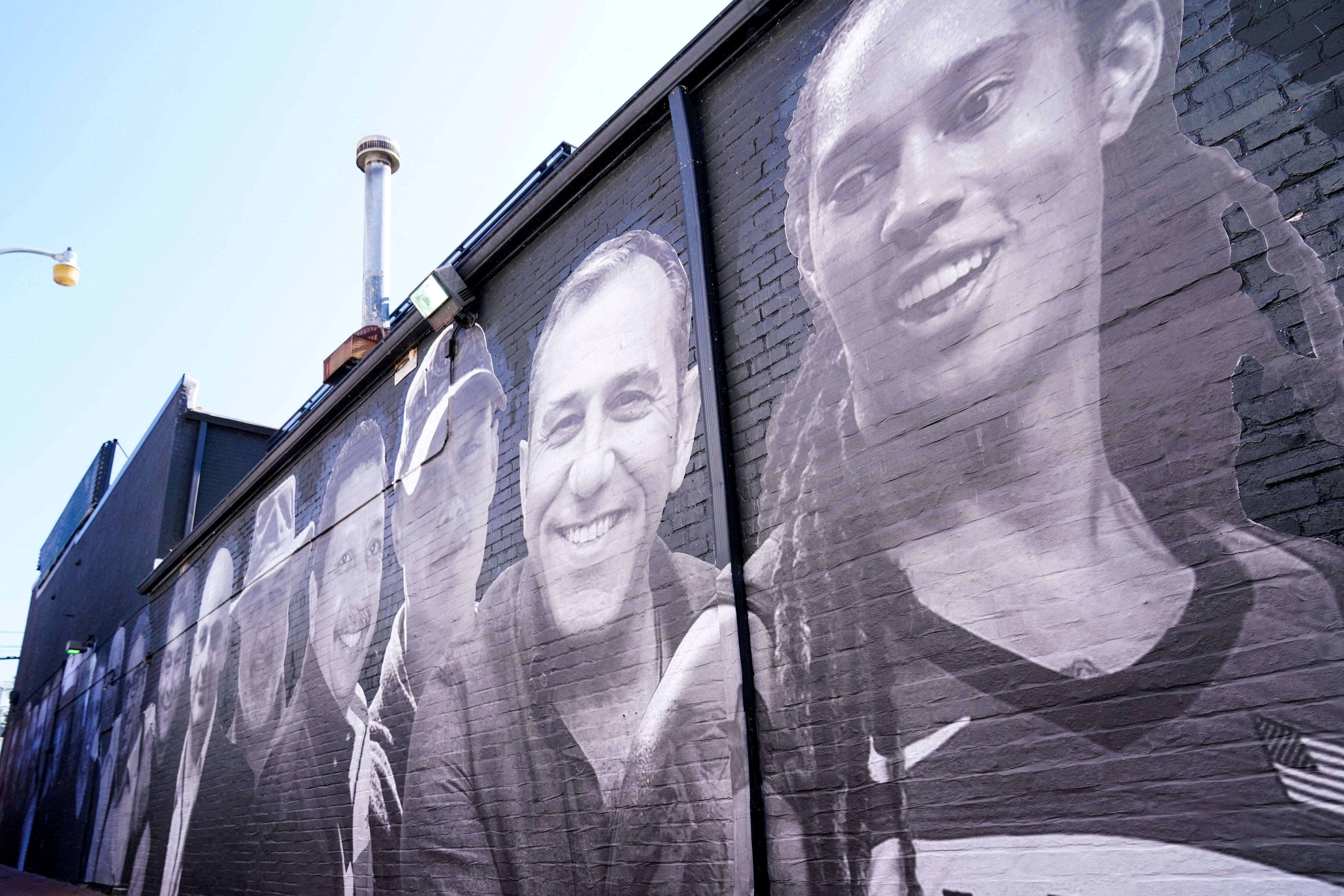 Un mural en Washington pedía por la liberación de la basquetbolista Brittney Griner y otros rehenes estadounidenses en Rusia, en marzo de 2024