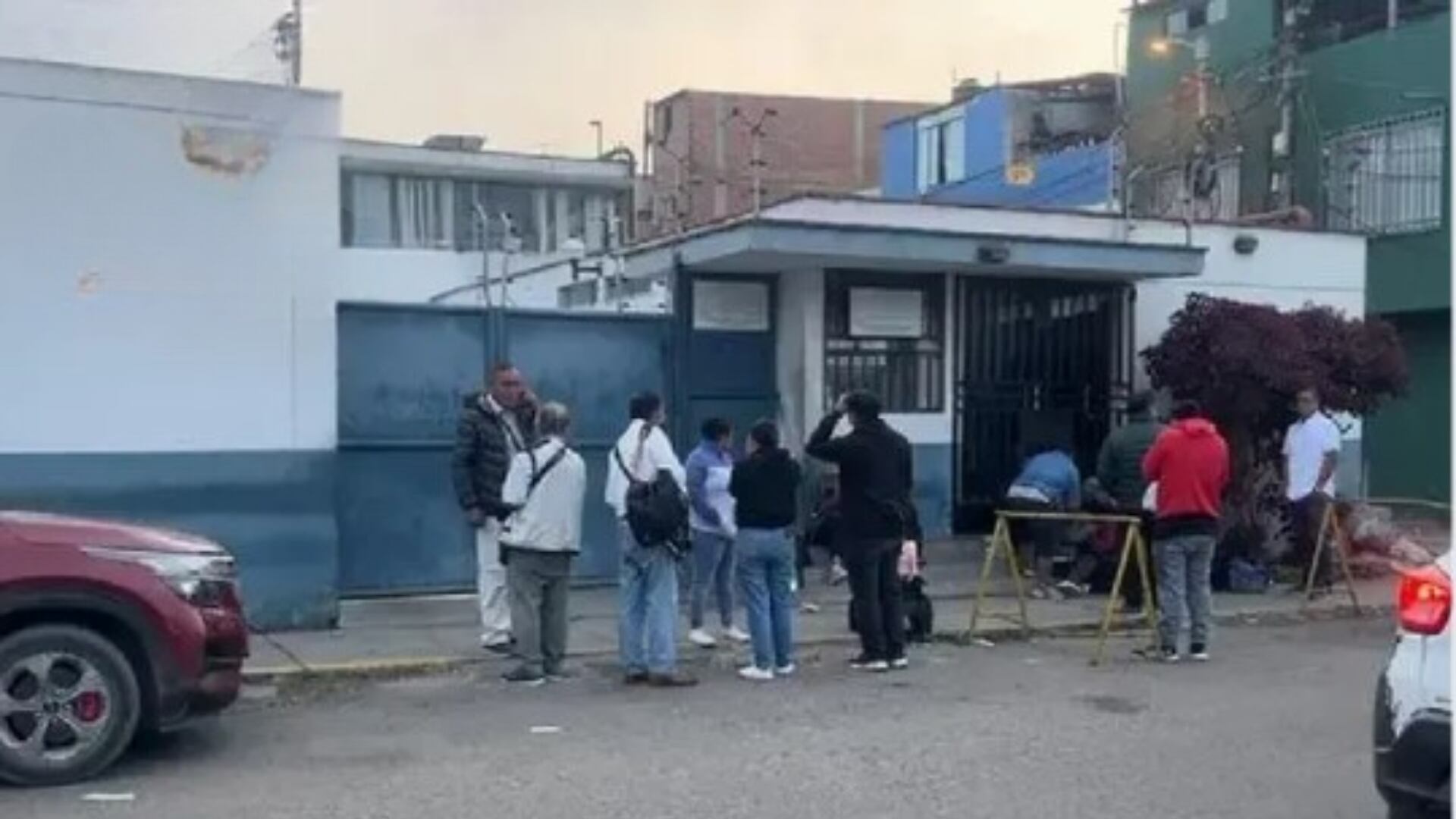Familiares de los mineros asesinados en Pataz esperan en la morgue de Trujillo por la entrega de los cuerpos. - Crédito: Difusión