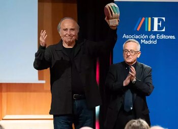 Joan Manuel Serrat deposita objetos