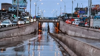 Villa María del Triunfo: el bypass de Pachacútec quedó intransitable por el agua empozada