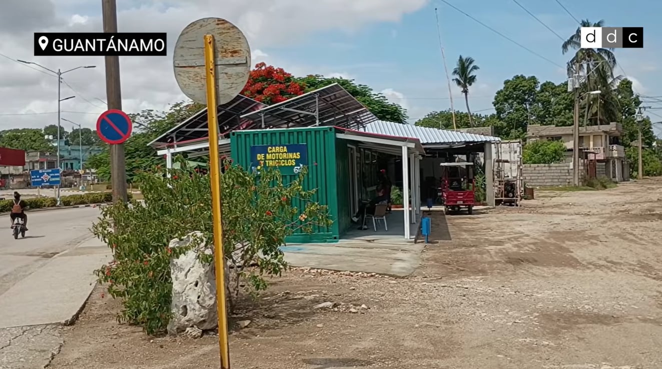 Estos espacios comunitarios permiten recargar equipos, cocinar y hasta retirar dinero en una provincia golpeada por cortes, fallas bancarias y escasez, aunque sus responsables admiten que apenas ofrecen un respiro local.