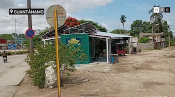 Estos espacios comunitarios permiten recargar equipos, cocinar y hasta retirar dinero en una provincia golpeada por cortes, fallas bancarias y escasez, aunque sus responsables admiten que apenas ofrecen un respiro local.