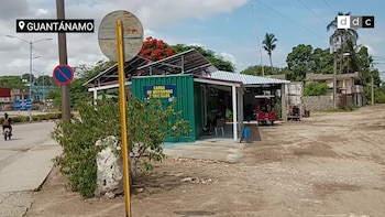 ¿Cómo funcionan los centros de carga con energía solar que se expanden en Guantánamo durante los apagones?