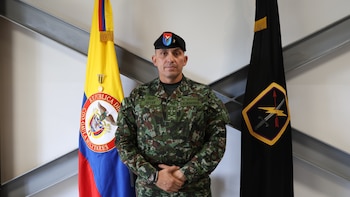 El coronel Stick Amaral Reyes Monsalve advirtió que la extorsión digital aumentó en los últimos años porque los delincuentes encontraron en los canales digitales una economía ilícita rentable - crédito Infobae Colombia