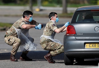 Personal militar realiza pruebas de