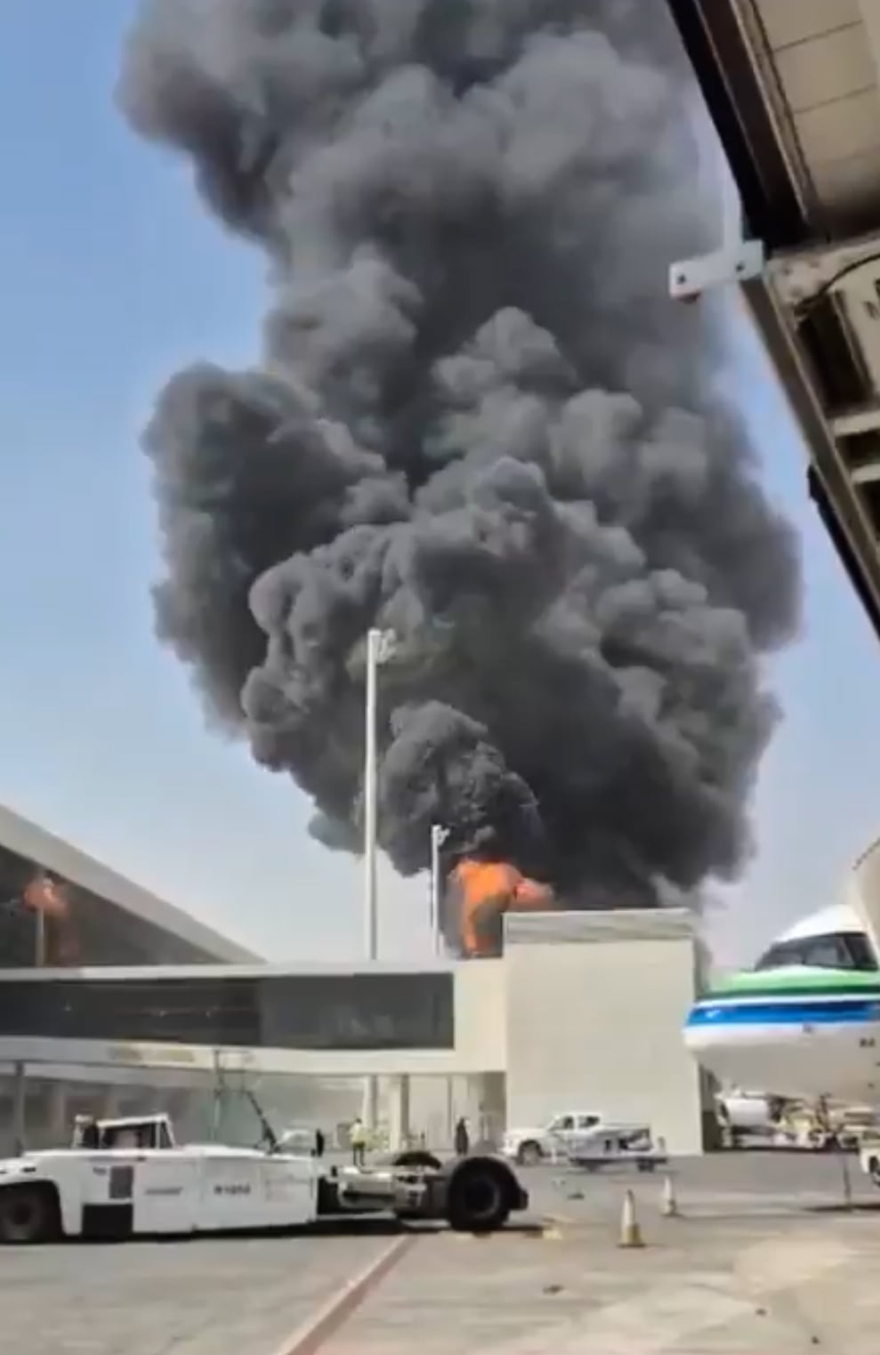 Esta imagen, tomada de un video obtenido y verificado por la AP, muestra una columna de humo negro y llamas que se elevan debido a un incendio en el Aeropuerto Internacional Rey Jalid, el viernes 9 de octubre de 2026, en Riad, Arabia Saudí. (Contenido generado por usuarios vía AP)