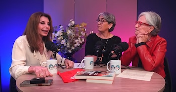 La periodista Ángela Patricia Janiot reconoció que su carrera implicó sacrificios en la vida familiar, especialmente en su rol como madre - crédito Las Menopáuiscas/YouTube