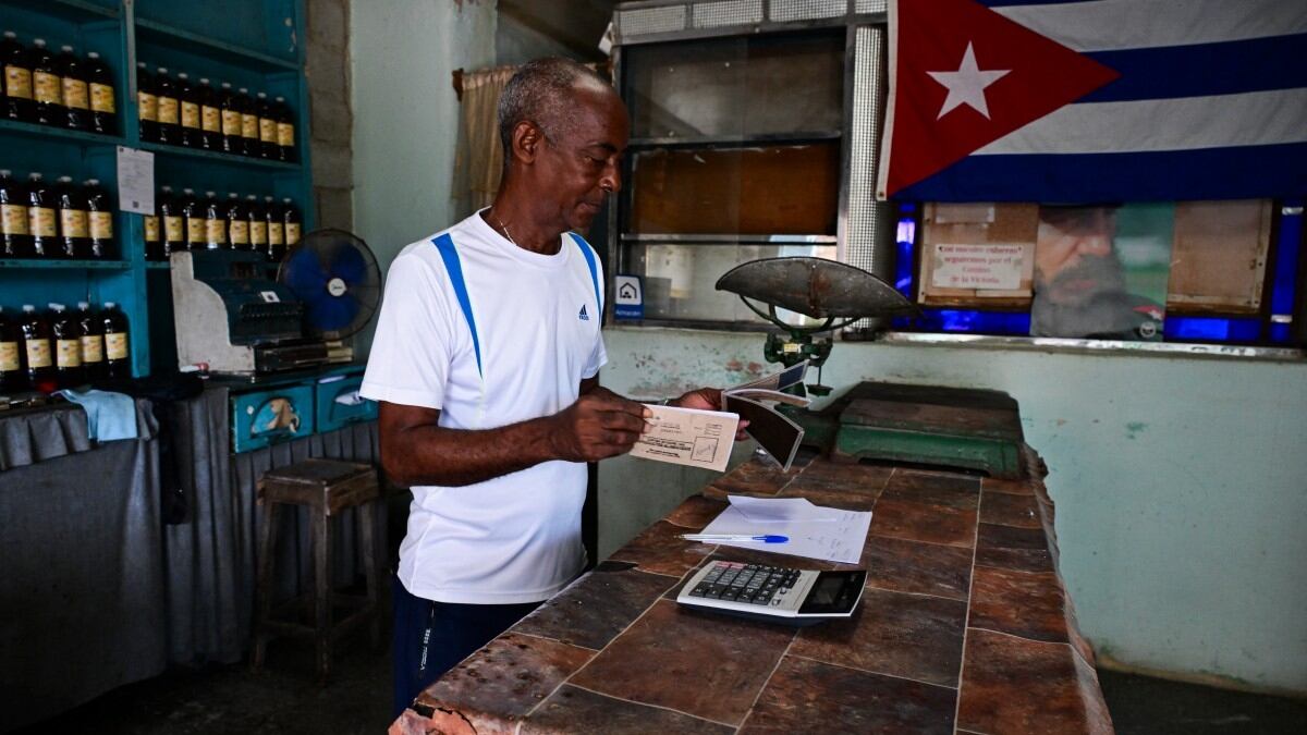 El cierre y la reconversión de bodegas en La Habana reflejan cambios en el sistema subsidiado que rigió durante más de seis décadas, mientras el Gobierno prepara ayudas dirigidas a sectores vulnerables (Foto AFP)