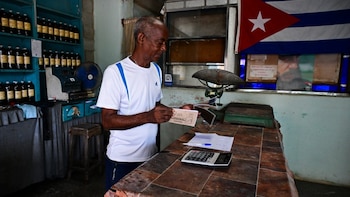 El cierre y la reconversión de bodegas en La Habana reflejan cambios en el sistema subsidiado que rigió durante más de seis décadas, mientras el Gobierno prepara ayudas dirigidas a sectores vulnerables (Foto AFP)