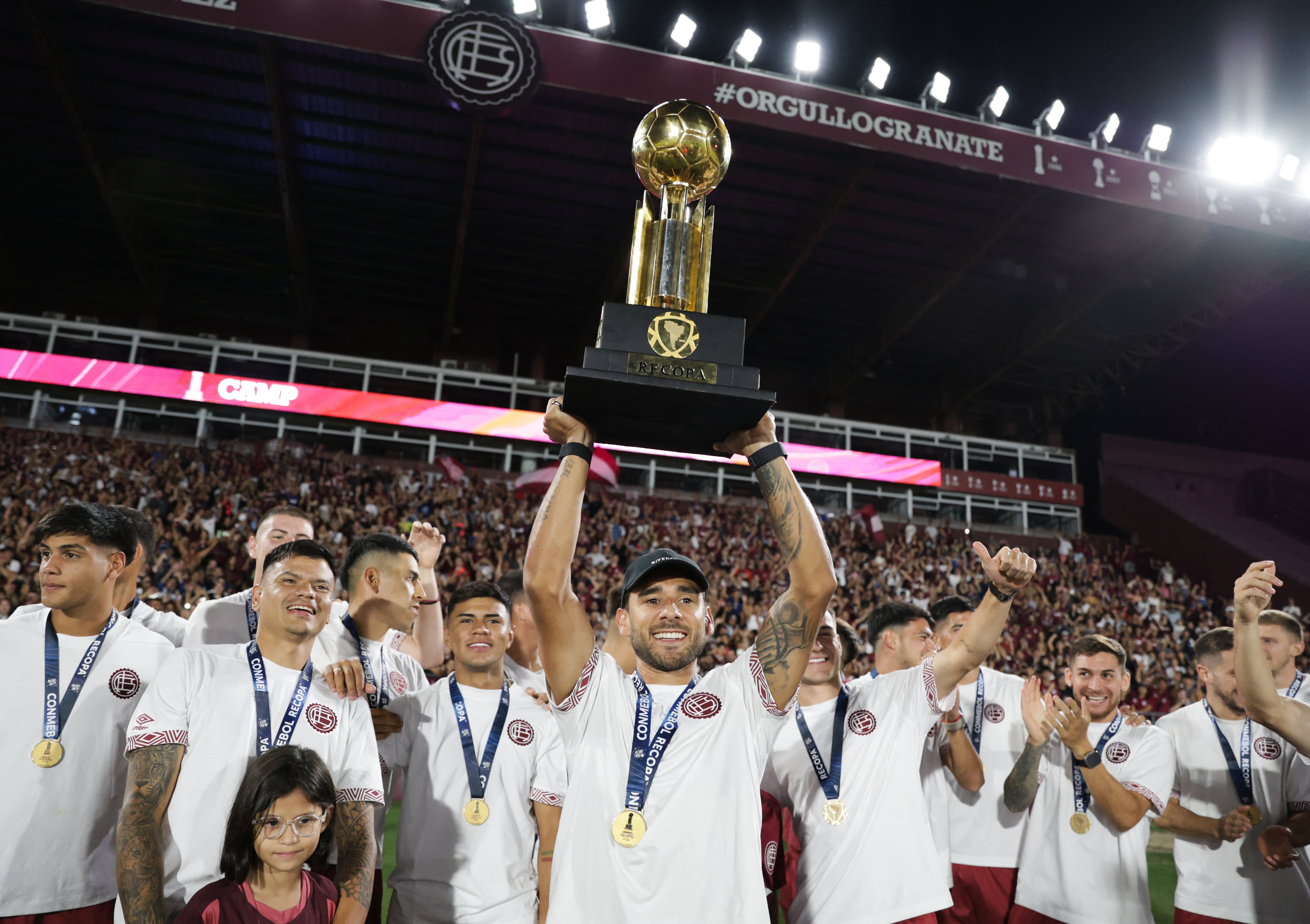El Toto Salvio sostiene la Recopa Sudamericana. Lanús festejó el título con sus hinchas en La Fortaleza (AFP)