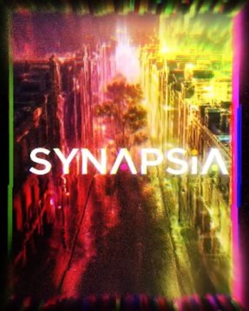 La palabra SYNAPSIA en letras blancas sobre una calle y un árbol iluminados con luces de colores brillantes y un marco abstracto
