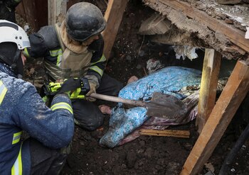 Los rescatistas liberan el cuerpo