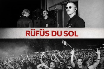 Tres hombres con gafas de sol sobre un escenario, texto "RÜFÜS DU SOL", una multitud de personas con los brazos levantados y una bandera francesa.