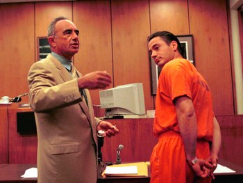 Fue esposado, fichado y condenado