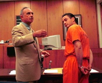 Fue esposado, fichado y condenado