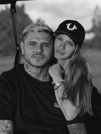 Foto en blanco y negro de Mauro Icardi y China Suárez. Él mira a cámara; ella sonríe levemente con una gorra, apoyando su brazo en su hombro