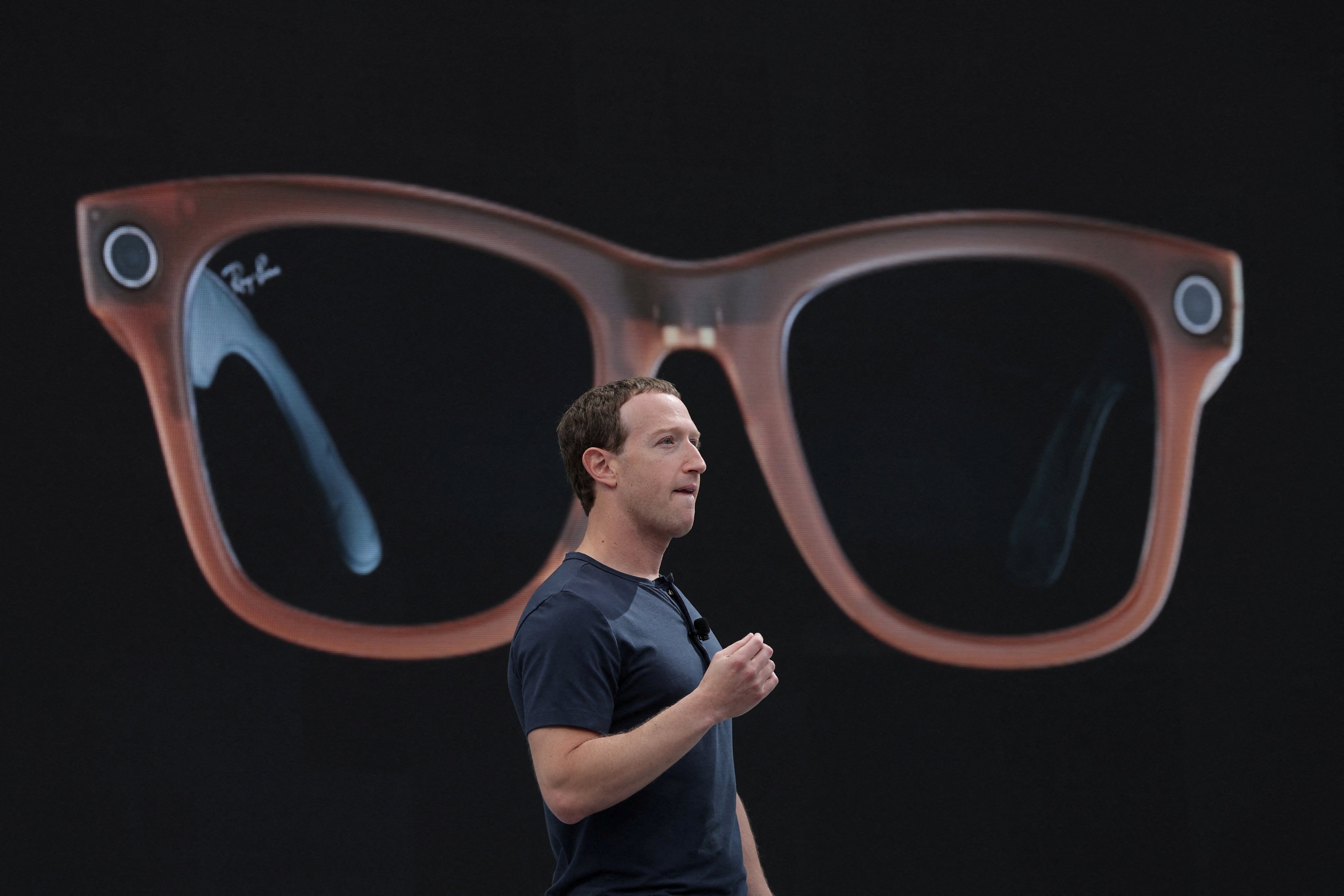 Documentos internos de Estados Unidos advirtieron que las gafas inteligentes Meta Ray-Ban pueden usarse para grabar en secreto a oficiales y dependencias policiales. (REUTERS/Carlos Barria TPX IMAGES OF THE DAY)