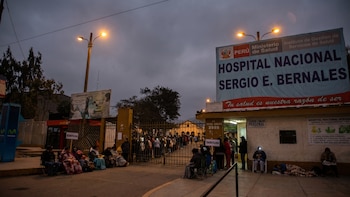 Pacientes pasan la noche y hacen largas filas para conseguir una cita en el Hospital Sergio Bernales ante la alta demanda de atención