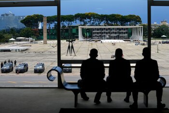 Agentes de seguridad dentro del