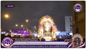 Pantalla de transmisión televisiva con las andas del Señor de los Milagros iluminadas frente a una multitud y gráficos de texto