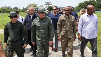 Junto al director de la