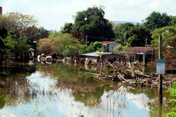 Vista de casas inundadas tras