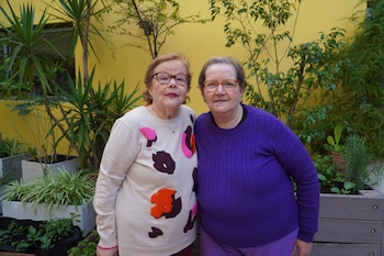 Una infancia compartida, décadas de distancia y un reencuentro en el voluntariado de AMIA: la historia de Eugenia y Sara