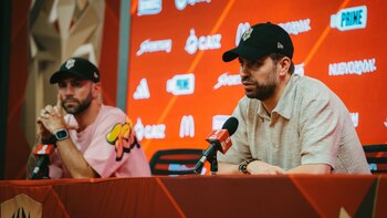 Miguel Layún (izq) y Gerard