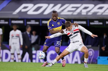 AMDEP1800. BUENOS AIRES (ARGENTINA), 08/09/2026.- Facundo Herrera (d) de Boca Juniors disputa el balón con Jonathan Calleri de Sao Paulo este martes, en el partido de ida de cuartos de final de la Copa Sudamericana entre Boca Juniors y Sao Paulo en el estadio Alberto J. Armando, en Buenos Aires (Argentina). EFE/ Juan Ignacio Roncoroni