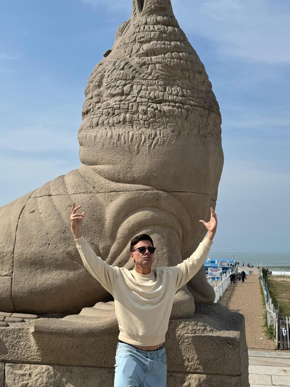 Entre escenas divertidas y postales con símbolos icónicos de la ciudad balnearia, Bossi dio inicio a su estadía