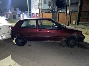 La conductora del Renault Clio